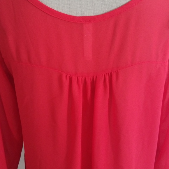 Sheer Red Top Button -Tap sleeves High low size L - Picture 5 of 8